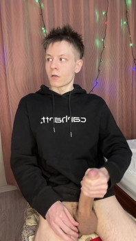 Twink prostate tingles trong khi bơm tay một mình mãnh liệt