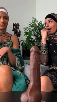 Dua cewek nakal berhijab ngasih kamu kesempatan untuk coli
