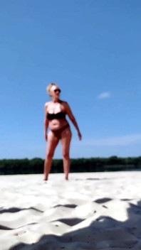 A piedi alla spiaggia attraverso il parco