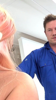 Seksi genç logan montoya tamircinin büyük şişman beyaz yarağına tam bir sürtük karşı koyamıyor