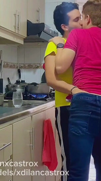 Abang tiri tua mengongkek saya tanpa kondom di dapur dan memancut ke dalam pantat gay ketat saya