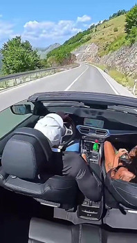 Szorstki odkryty jebanie w samochodzie w Czarnogórze- seksowna brunetka Latina Show Ekstremalne obciąganie i pieprzyć pieska w POV