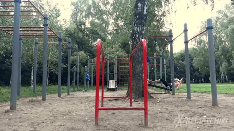Extremalchiki: Sexe sport dans le parc