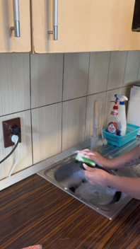 Cuci rambut dengan mesin cuci pinggan mangkuk cecair di dapur