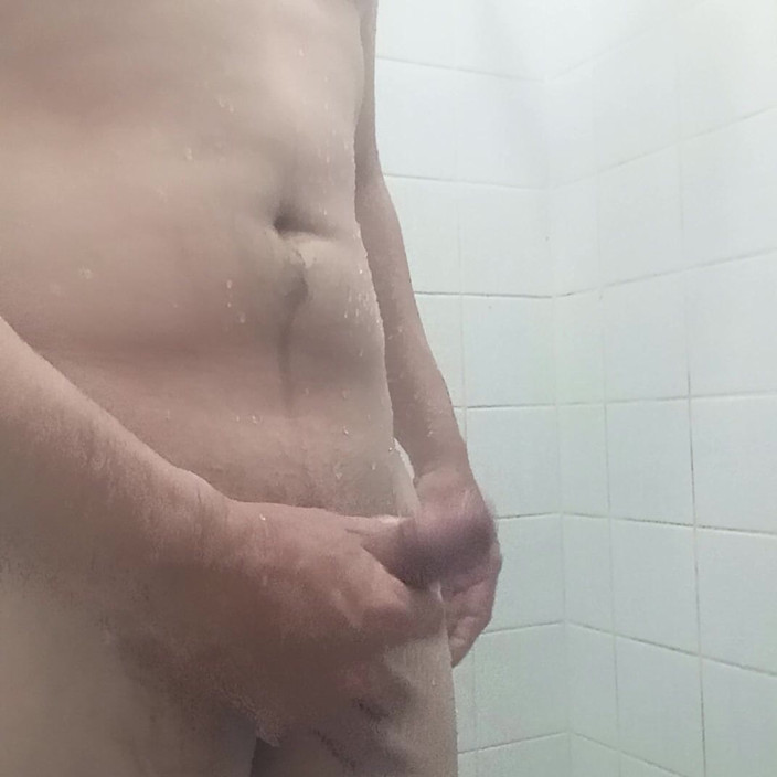 Oscar cor: Unter der dusche arsch und schwanz hart berühren