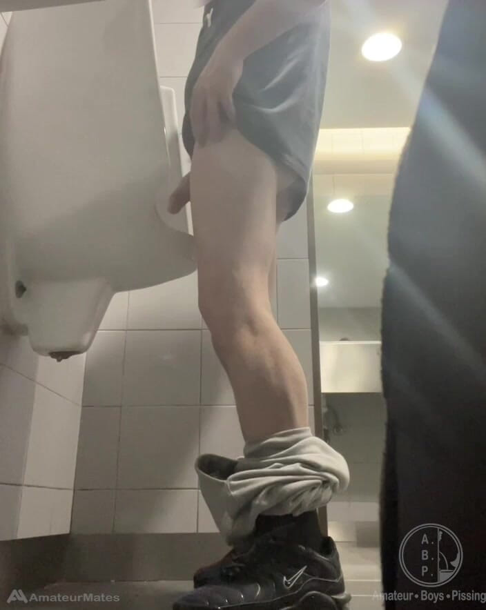 AmateurBoysPissing: 2 jungs in turnschuhen haben spaß im urinal auf öffentlichen toiletten