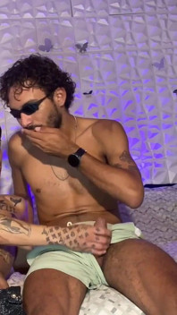 Papi bertato pejantan ngentot anal hardcore tanpa kondom pantatnya digantung