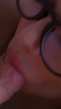 Sıska orta yaşlı seksi kadın erkeğinin yarağını emiyor ve oral dölleniyor.
