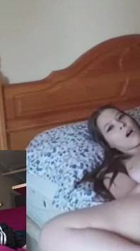 자지를 빠는 금발의 라틴계 여자