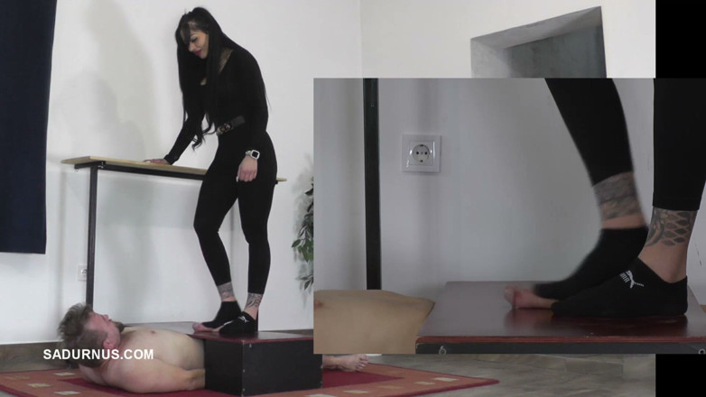 Sadurnus: Paní Cleo v ponožkách Puma pošlape jeho otroka k orgasmu...