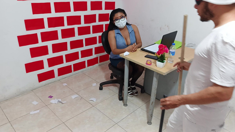 NEGRITA SEXY: De baas onderdanigt haar werknemer en neukt hem op kantoor