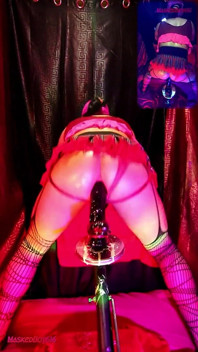 Twerking w minispódniczce na moim dildo 4