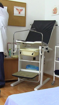 सुनहरे बालों वाली परिपक्व महिला की गाइनो परीक्षा