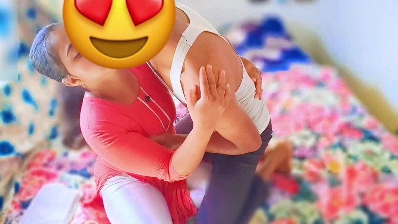 Fuckkkker: Красива вчителька коледжу вперше сама вдома і трахає свою тугу пизду на хінді аудіо