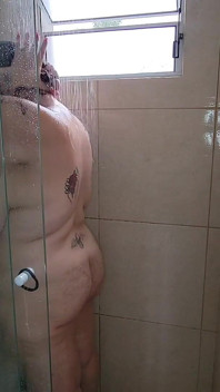 Assistindo sexy gordinha enquanto ela toma banho