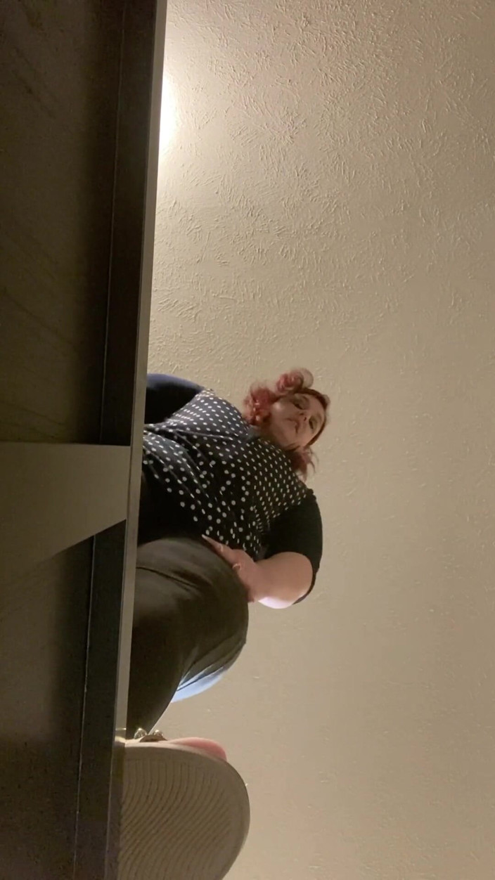 BellaBlast: Hangend aan richel - zal deze bbw je vingers stompen om...