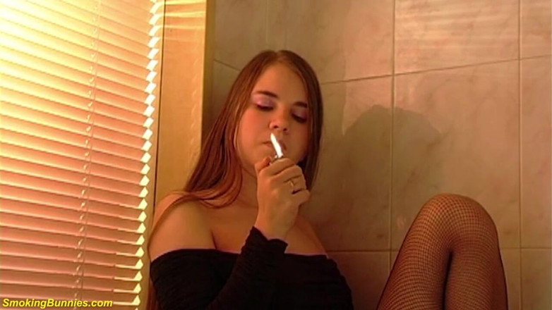 Smoking Bunnies: Sevimli genç büyük memeli kızıl saçlı genç kız seksi çoraplı sigara...