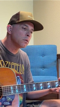 Duke Silver canta mundo loco es una canción bastante triste porque vive en un mundo muy triste