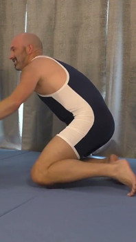 Tyler Lynn zmusza mnie do poddania się w wrestling matchu