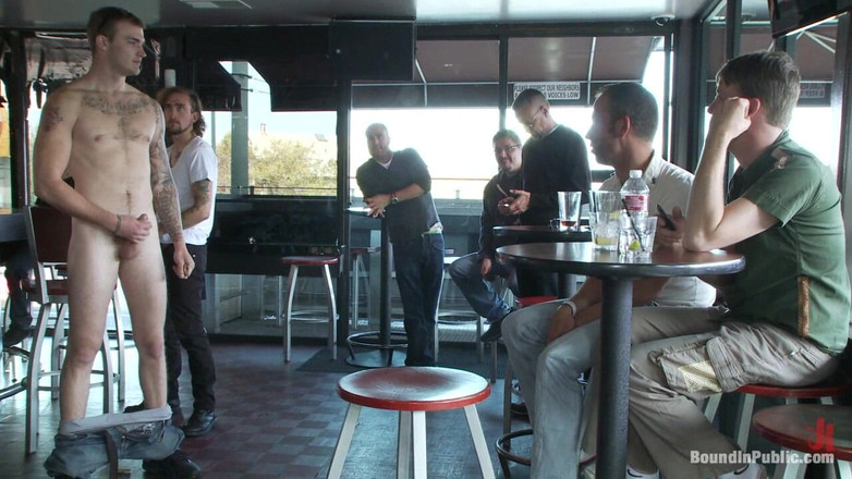 Bound in public: Duas putas peludas são usadas em um bar cheio de...