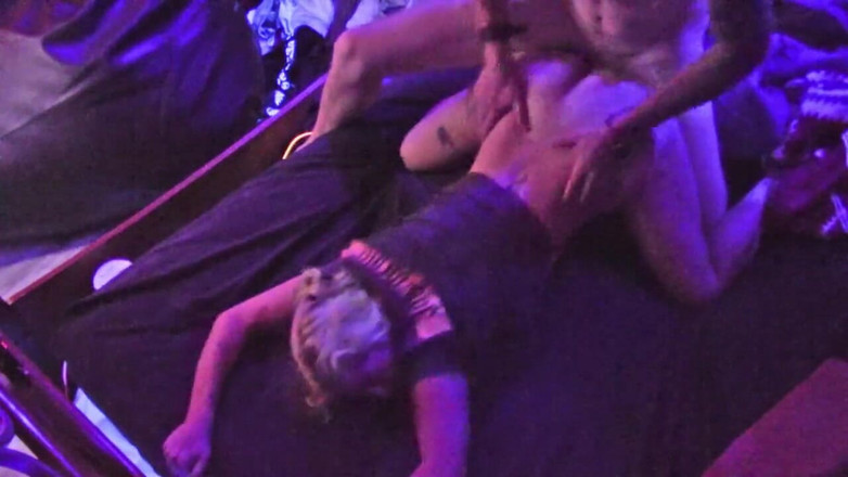 Maximum Raw Power Studios: Scene din spate în pat