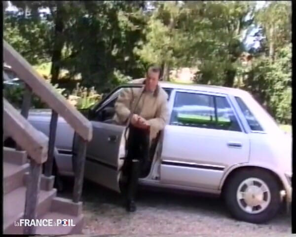 French Family Secrets: สาวมหาลัยผมบลอนด์กับผ้าห่มสีเหลืองโดนเย็ดบนสนามหญ้า