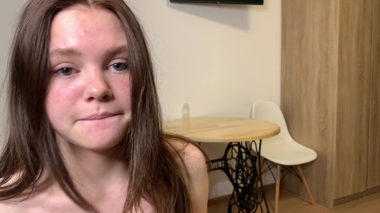 LoveHomePorn: Il ditalino e si infila un dildo nella sua figa