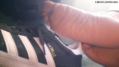 Foot Patrol: 在车里骑乘时赤脚的乘客蓝色脚趾玩