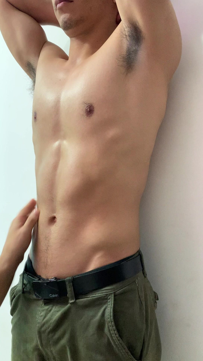 Bare skin man: Tegen de muur