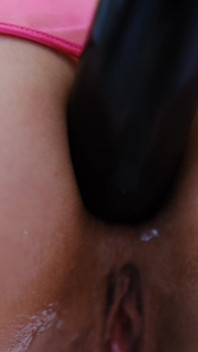 私はトイレの尿で友達の残り物を食べます。