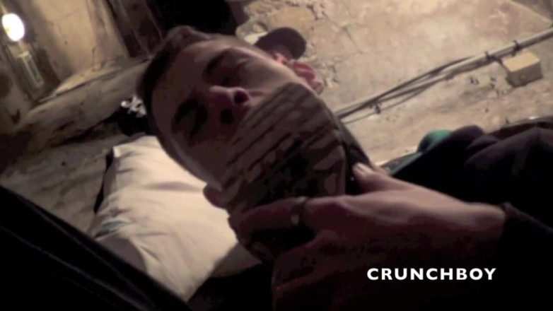 Sneaker gay: Fabien se fait baiser par un Arabe avec une domination...