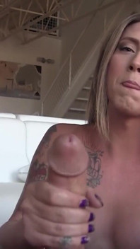 Zuidelijke hottie tgirl Athena Addams geniet ervan om het sperma eruit te krijgen