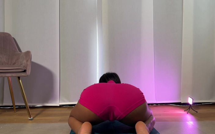 Miss Fluo: Arsch im gesicht, während du auf milf-sexy arsch wichst