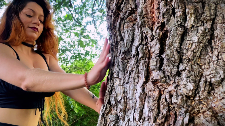 Goddess Li: Unghie lunghe e naturali che grattarsi un albero