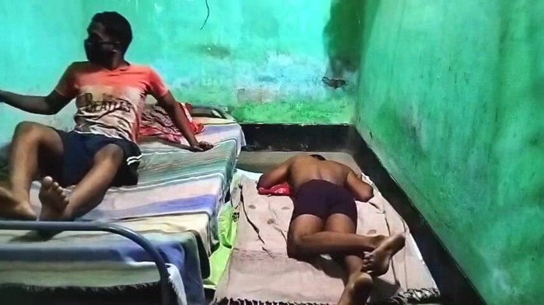 Desi Tits: Twink oğlan seks pansiyon arkadaşı cinsel gerginlik gay porno gerçeklik
