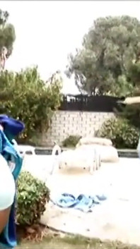 Madura Teri Weigel usa seus peitos enormes para seduzir o jardineiro