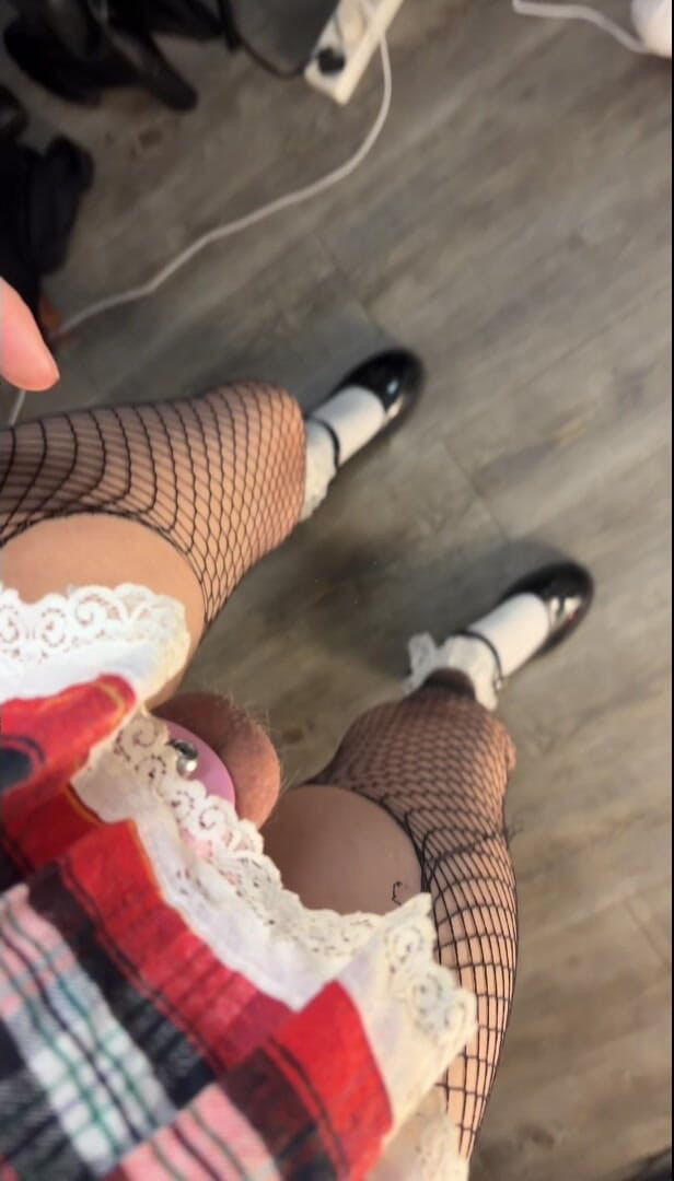 jessiesissyadventures: Сіссі повія в цнотливості катається на великому чорному члені в замкненій кімнаті на дзеркалі
