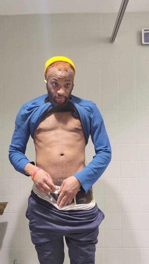 Kennie Jai: Kennie Jai se branle au travail
