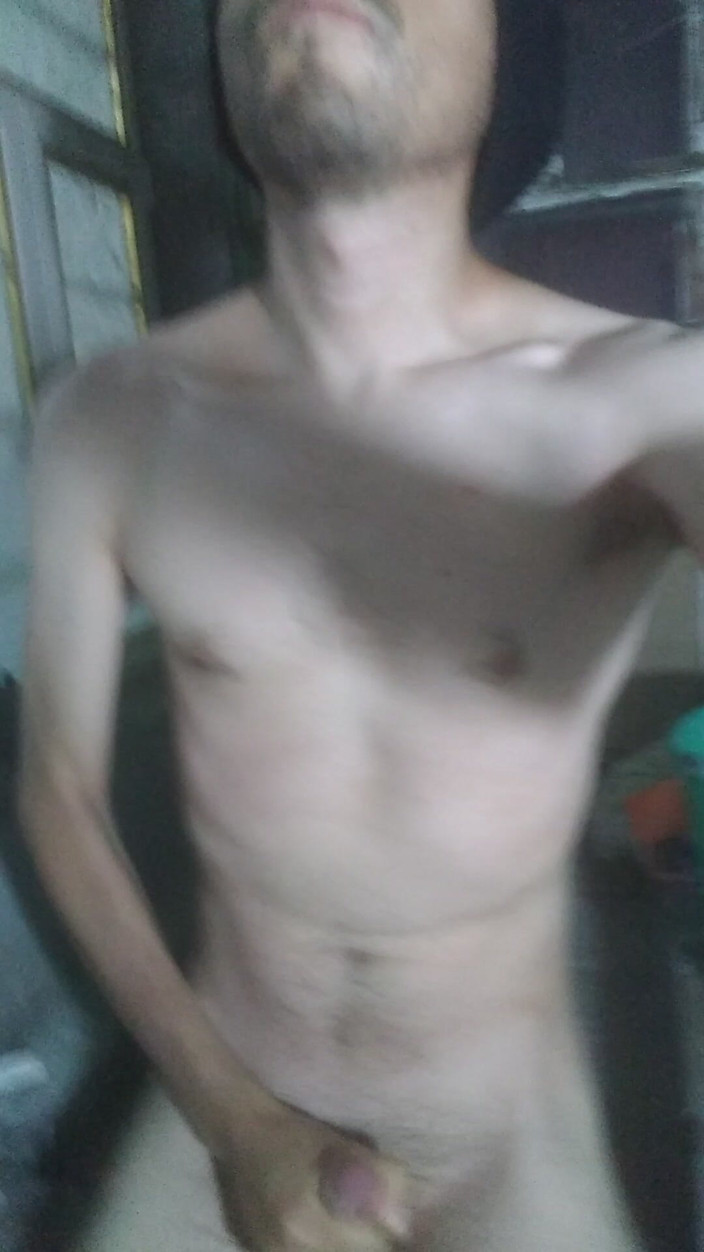 AlejandroFt: Ich masturbiere in der Waschküche.