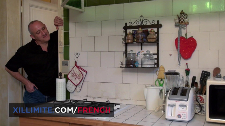 French girls at work: Junges metisse-mädchen von einem alten mann gefickt
