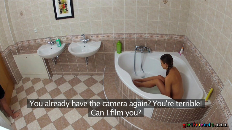 Girlfriends XXX: Vriendinnen xxx - nat worden in het bad leidt tot poesje...