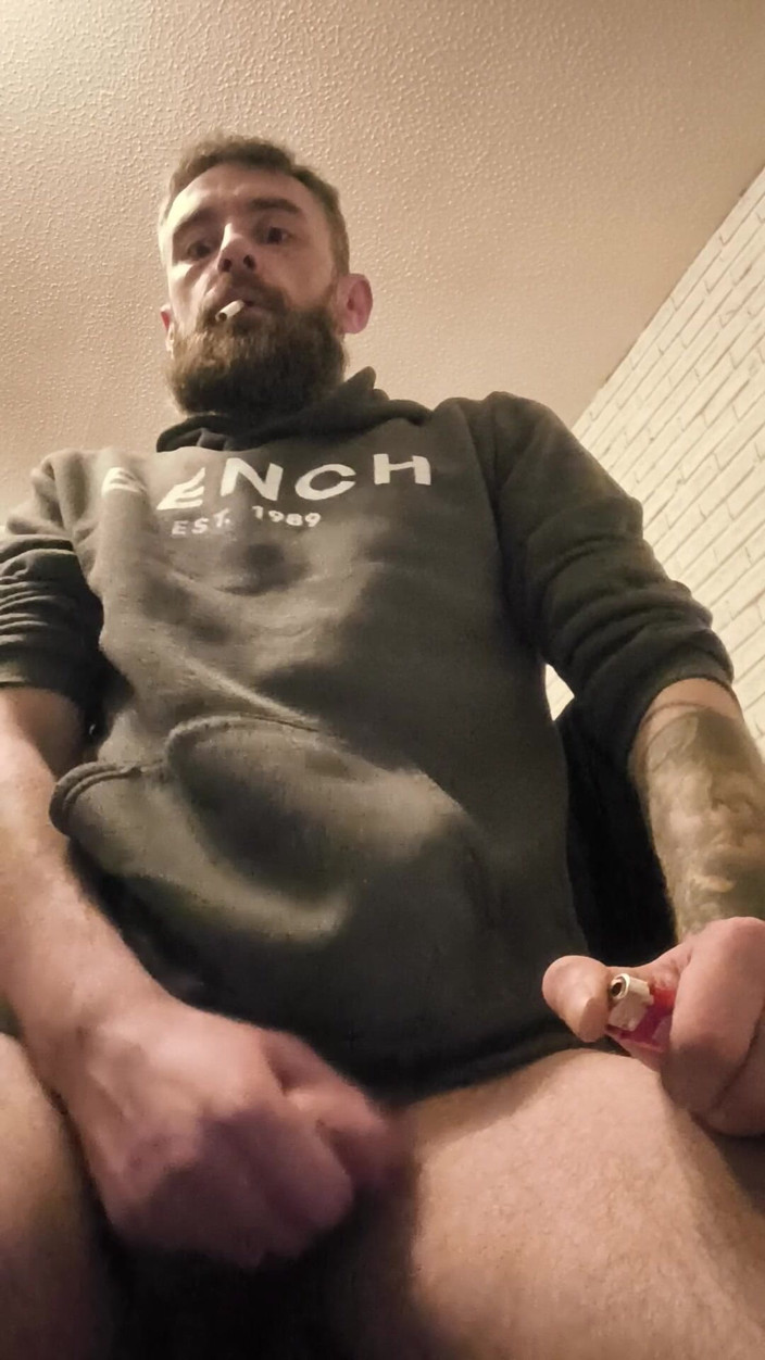 Smoking stoker: Masturbazione fetish del fumo