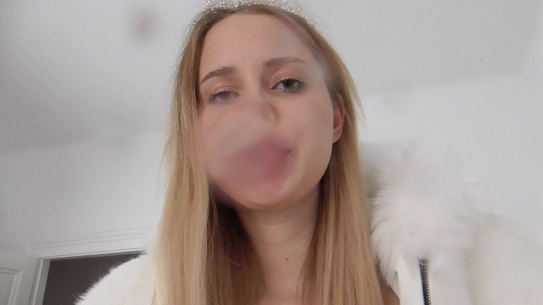 Solo Austria: 高大的凯莉公主吐口水在你的脸上和嘴里