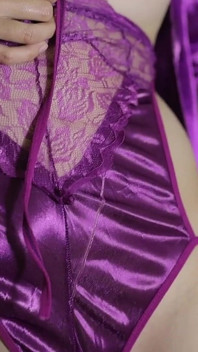 Evli kadın tatmin olana kadar entotta süper seksi saten iç çamaşırı giyiyor