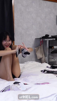 Il nuovo vibratore è arrivato durante il suo streaming in diretta - il fidanzato lo mette di uso su di lei