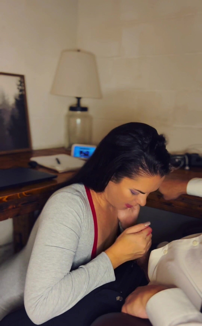 ItsMmmegan: Itsmmmegan Blowjobは彼女の口の中に精液で終わります