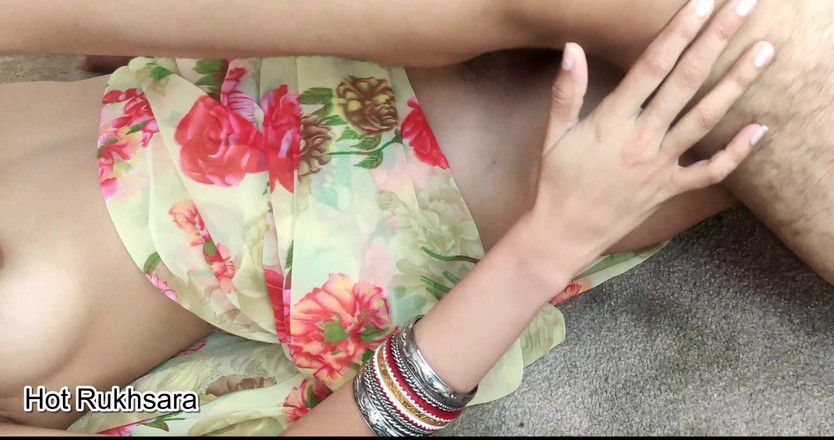 hot_rukhsara: Desi marido fodendo sua esposa sexy duro com um presente...