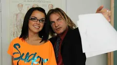 La estudiante tímida Dillion Harper sale de su caparazón y toma una carga en sus gafas