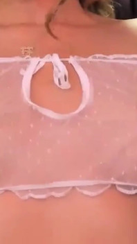 Sexy e carina Leni succhia il proprio seno e schizza latte