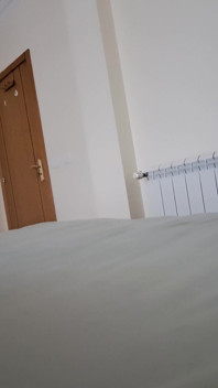 Esposa infiel vistiendo sexy mucama atuendo folla amigo